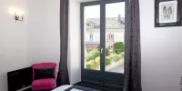 porte fenêtre en bois noir